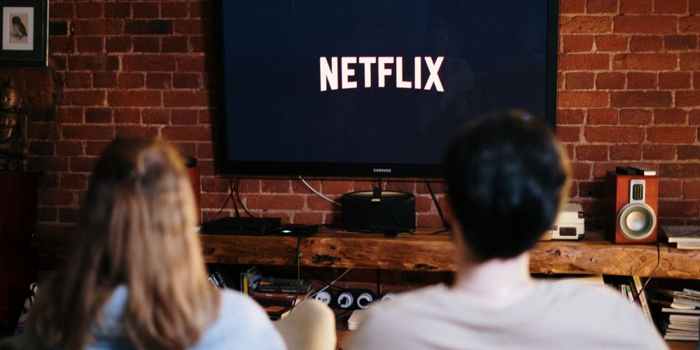 Cómo aprovechar las series y películas para aprender inglés